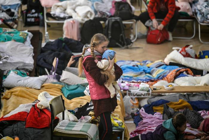 Advisers step up to help Ukrainian refugees