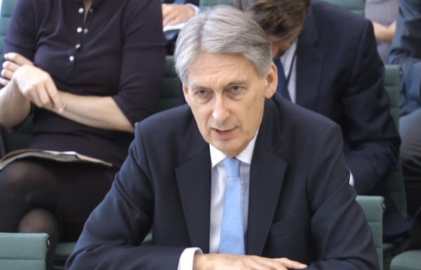Hammond makes Brexit promise to financial services
