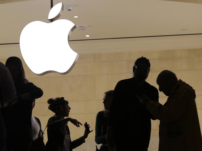 Investors warned on big tech complacency as Apple hits $1trn