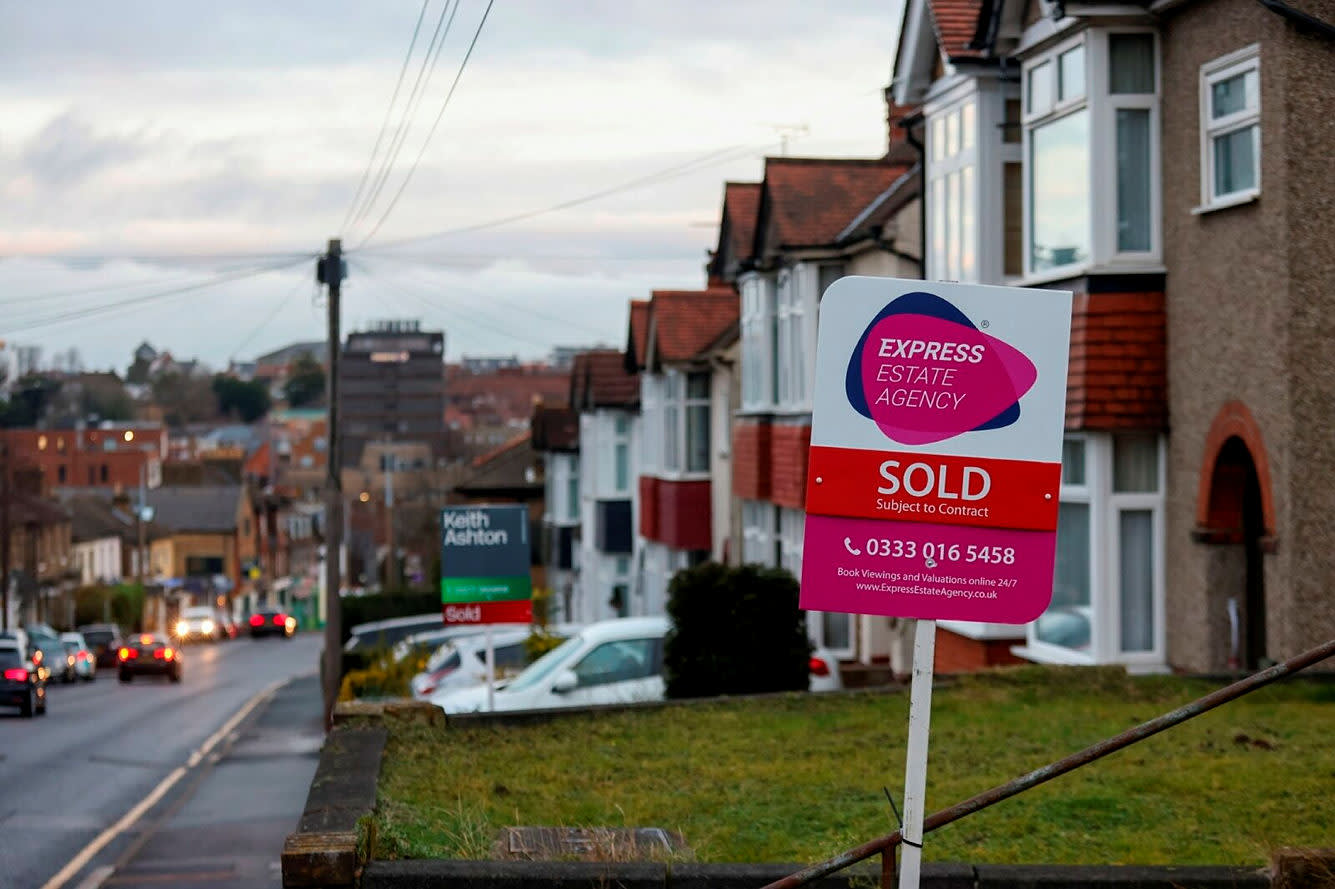 'Buyers’ market' as house prices slow and rates hit 6-month low