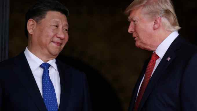 FILE PHOTO: U.S. President Donald Trump welcomes Chinese President Xi Jinping at Mar-a-Lago state in Palm Beach, Florida, U.S., April 6, 2017. REUTERS/Carlos Barria/File Photo