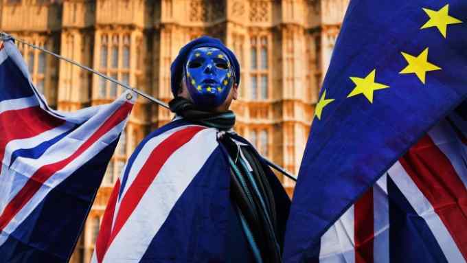 epaselect epa06397380 Pro EU protester wearing a mask with EU stars and holding EU and British flags demonstrates outside the Parliament in London, Britain, 18 December 2017. British Prime Minister Theresa May makes a statement on Brexit and EU Summit at parliament on 18 December. EPA-EFE/ANDY RAIN