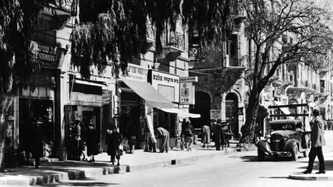 Shoppers on Herzl Street in Jerusalem, Israel, circa 1960. (Photo by Authenticated News/Getty Images)