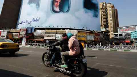 Preparations for the upcoming elections in Iran...epa05167692 An Iranian couple rides a motorbike near a huge picture of Iranian late supreme leader Ayatollha Ruhollah Khomeini in a street of Tehran, Iran, 18 February 2016. Iranians will go to the polls to vote for the parliament and Assembly Experts elections on 26 February 2016. EPA/ABEDIN TAHERKENAREH