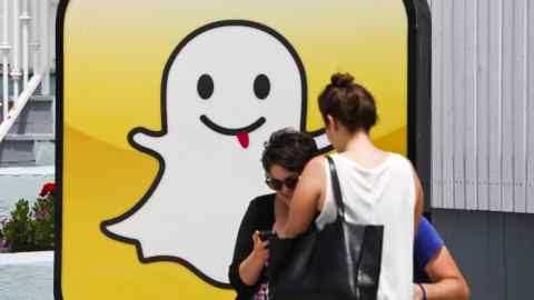 People take pictures in front of the Snapchat Inc. headquarters on the strand at Venice Beach in Los Angeles, California, U.S., on Wednesday, Aug. 14, 2013. Snapchat is a photo and video sharing application that allows the user to pre-set a period of time, no more than ten seconds, for the receiver to view the content before it disappears from the screen. Photographer: Patrick Fallon/Bloomberg
