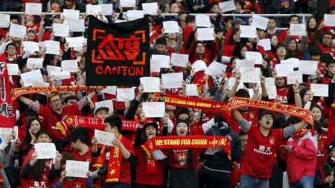 Supporters of China's Guangzhou Evergrande cheer for the team before their Club World Cup third-place soccer match agsinst Japan's Sanfrecce Hiroshima in Yokohama, south of Tokyo, Japan, December 20, 2015. REUTERS/Yuya Shino - RTX1ZFMG