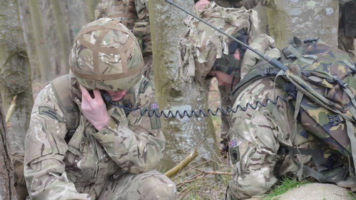 Британската армия удължава живота на остарелите радиостанции на бойното поле, тъй като подмяната се забавя