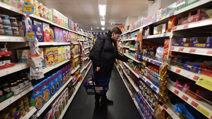 Инфлацията в Обединеното кралство се забави по малко от очакваното