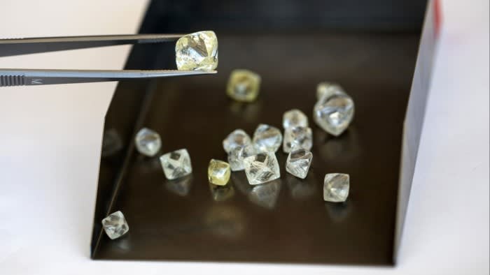 Производството на диаманти за De Beers се срина с 23