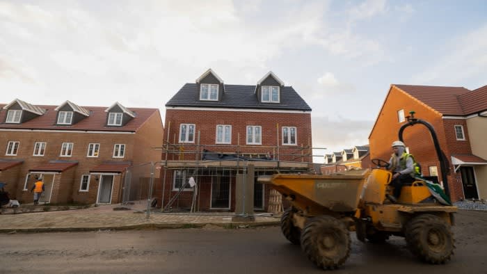 Органът за наблюдение на конкуренцията в Обединеното кралство започва разследване на 8 строители на жилища за споделяне на информация