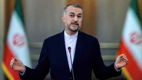 Hossein Amir Abdollahian powiedział, że wymiana wiadomości między Iranem a Stanami Zjednoczonymi odbywała się za pośrednictwem Departamentu Interesów Amerykańskich ambasady Szwajcarii w Teheranie.