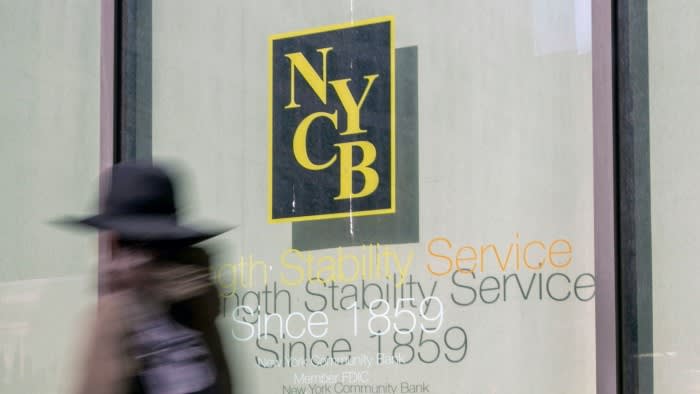 Акциите на New York Community Bancorp се сринаха в сряда