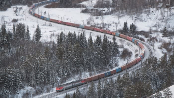 Руските железопътни превози са подсилени от търсенето за транспортиране на стоки до Европа след атаките в Червено море