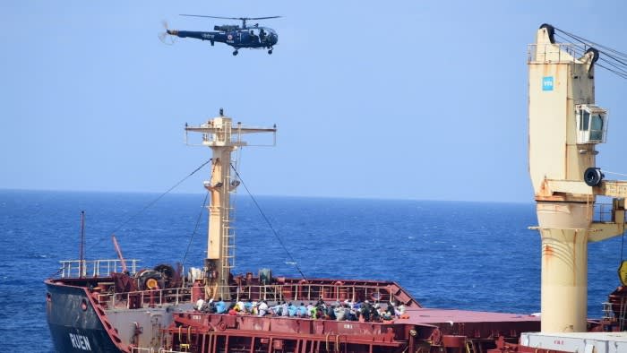 Индийският флот освободи кораб, отвлечен от сомалийски пирати