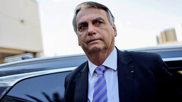 На бразилския бивш президент Жаир Болсонаро е наредено да предаде