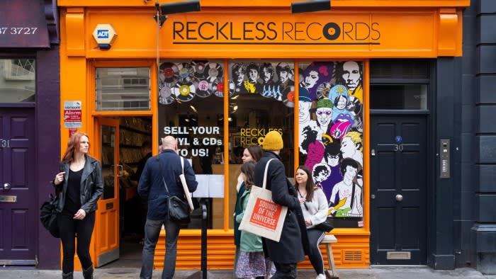 Събота е в Reckless Records магазин в лондонския квартал Сохо