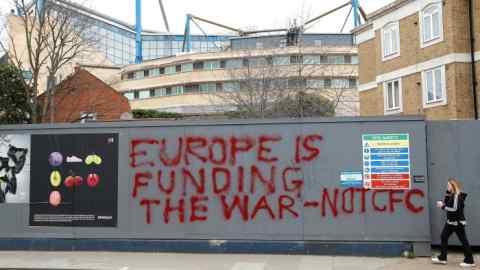 Grafiti di sebelah stadion Chelsea Football Club bertuliskan: 