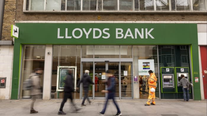 Lloyds Banking Group планира да съкрати работни места в управлението