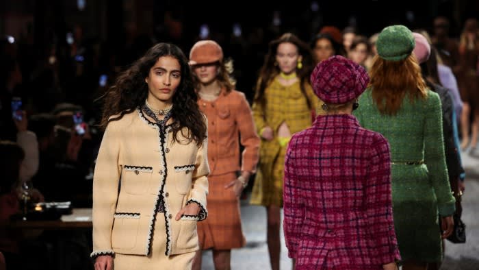 Chanel се готви за по-тежка“ 2024 г., докато луксозната индустрия