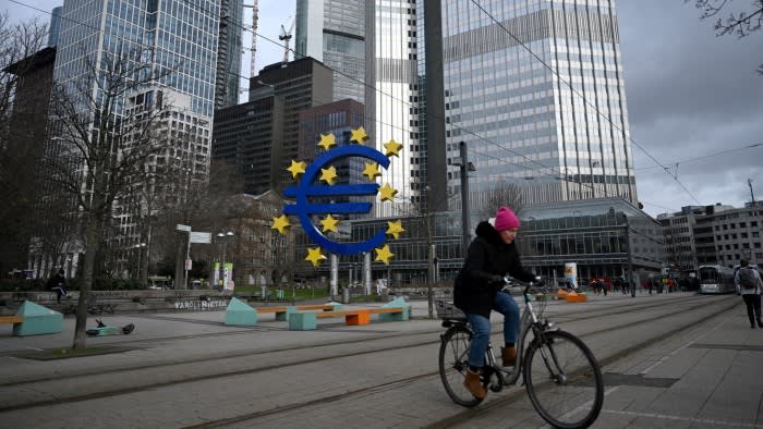Правителствата на еврозоната побързаха да наберат дълг в началото на