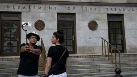 Visitantes frente al edificio del Departamento del Tesoro de Estados Unidos en Washington, DC