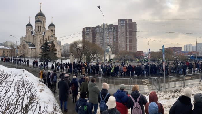 Стотици хора се събраха пред църква в югоизточна Москва, където