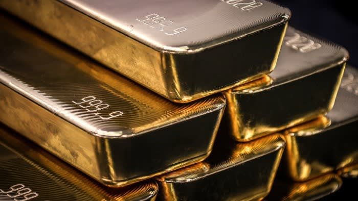 Новини на живо: Златото достига 1-месечно дъно, тъй като по-мрачните перспективи за намаляване на лихвените проценти шамандурират долара