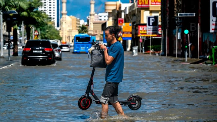 Дубай се бори с наводненията, тъй като историческа буря причинява хаос