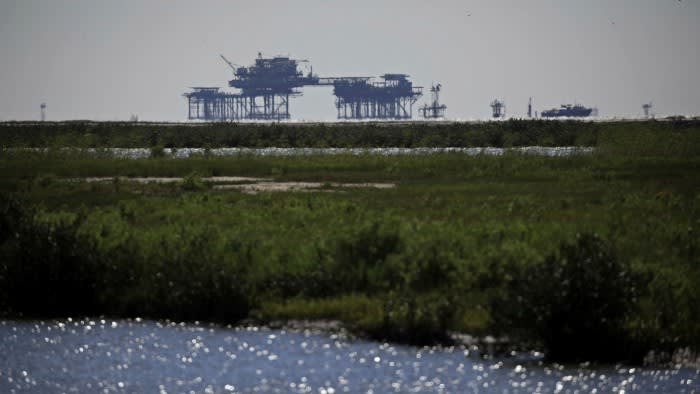 Мексиканският залив от десетилетия е море от масивни петролни платформи.