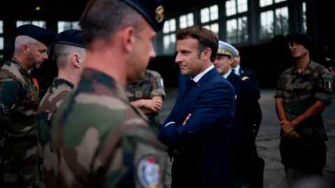 Emmanuel Macron greets French soldiers at an air base near the city of Constanta, Romania in 2022