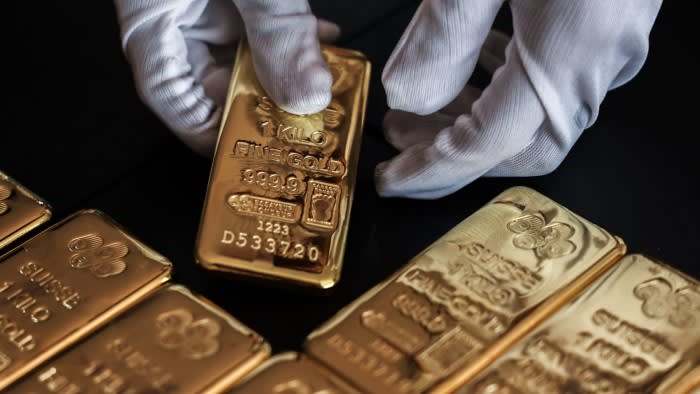 Цената на златото се повиши до рекордно високо ниво водена