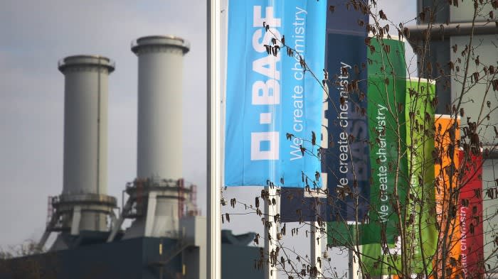 BASF ще продаде дялове в два химически завода в Синдзян