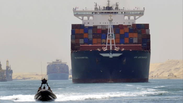Кораб, който се насочва към Суецкия канал, беше ударен от