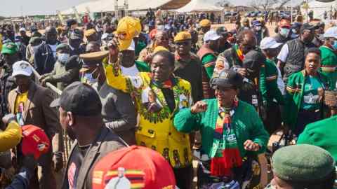 Emmerson Mnangagwa heft zijn pet op voor de supporters in Bulawayo.  De president zal uiteindelijk vallen, maar pas na verdere vernietiging van de staat