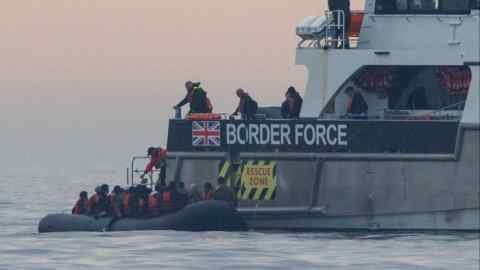 Een schip van de Britse grenspolitie redt migranten die in een kleine boot het Engelse Kanaal oversteken