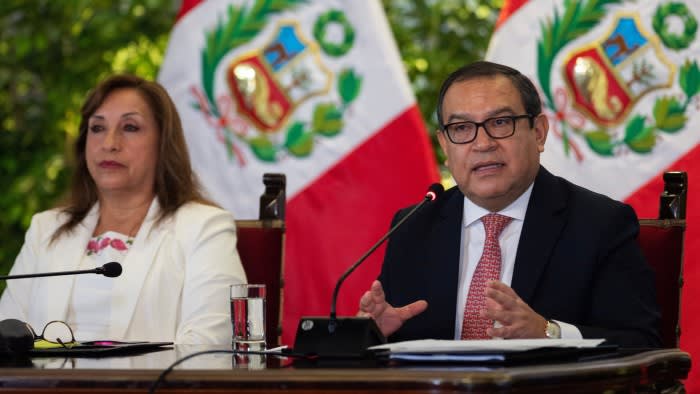 Изпадналият в затруднение президент на Перу Дина Болуарте се опита