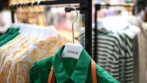 Τα ρούχα εκτίθενται σε κρεμάστρες σε ένα αναδυόμενο κατάστημα της Shein