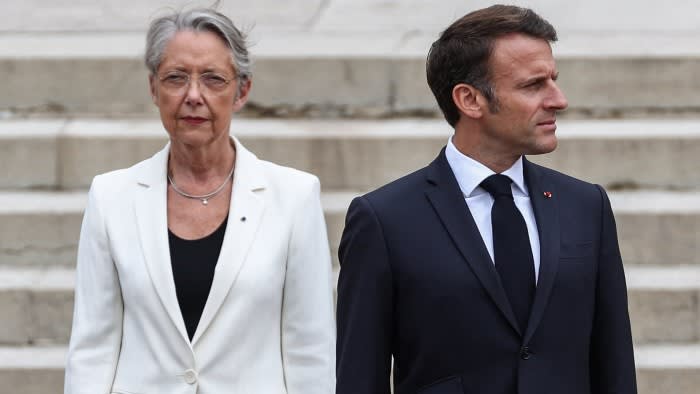 Френският президент Еманюел Макрон обмисля вариантите да замени своя министър председател