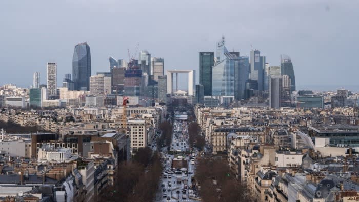Френската икономика стагнира в края на миналата година засегната от