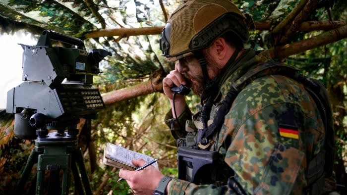 Германските военни все още изпращат документи по факса и не могат да комуникират със съюзници по радиостанция, предупреждава официален представител
