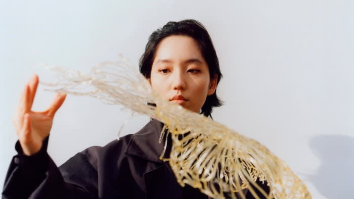 Projektantka Scarlett Yang przekształca biomateriały w sztukę i modę