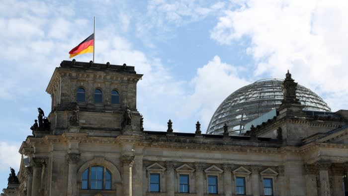 Президентът на германския парламент обеща цялостен преглед на сигурността след