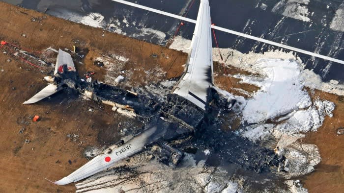 Япония разследва комуникацията на самолета моменти преди катастрофата на летище Ханеда