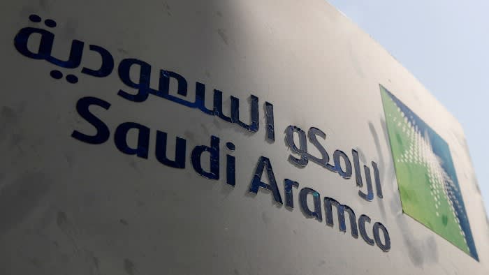 Държавната Saudi Aramco увеличи дивидентите си въпреки спада на печалбите