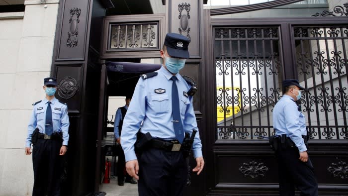 Пекин каза че британски консултант който изчезна от публичното пространство