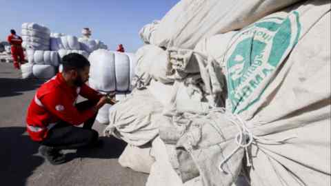 Il valico di Rafah è stato al centro di frenetiche trattative dopo che Israele ha tagliato le forniture di elettricità, cibo e carburante a Gaza