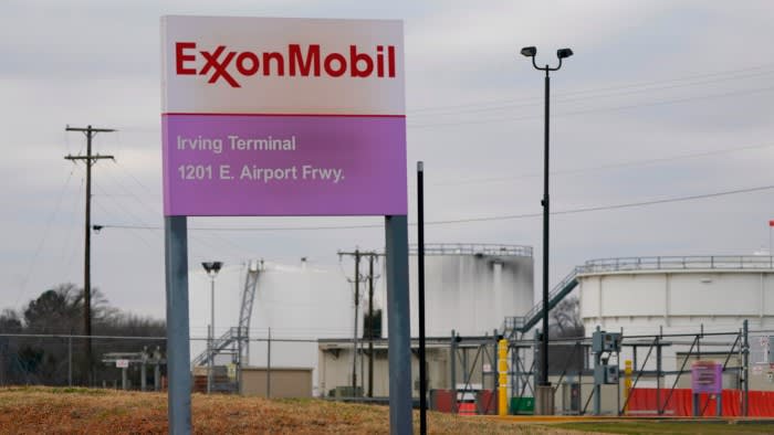 Инвеститорите оттеглиха решението за климата в ExxonMobil, след като петролният