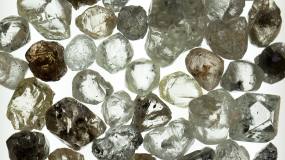 Diamond market shows serious cracks from man-made stones image
