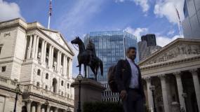 UK watchdogs hold crisis talks to avert gilts cliff-edge image
