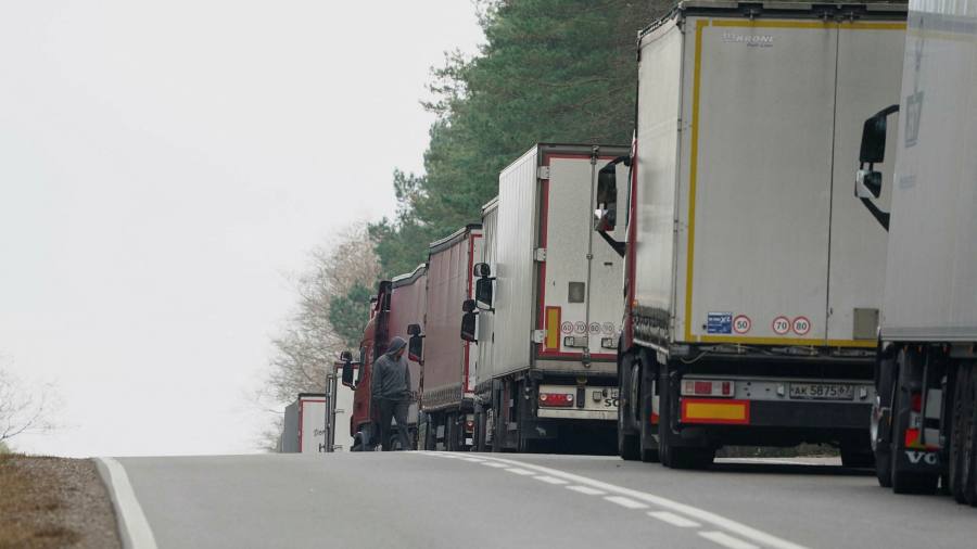 Po wygaśnięciu unijnego embarga rosyjskie ciężarówki ustawiły się w kolejce do wyjazdu z Polski